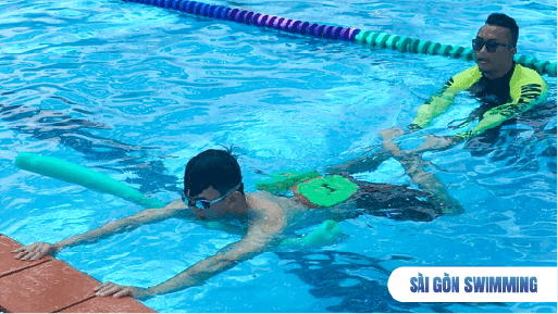 Hình ảnh giáo viên hướng dẫn học viên học bơi cấp tốc tại Sài Gòn Swimming